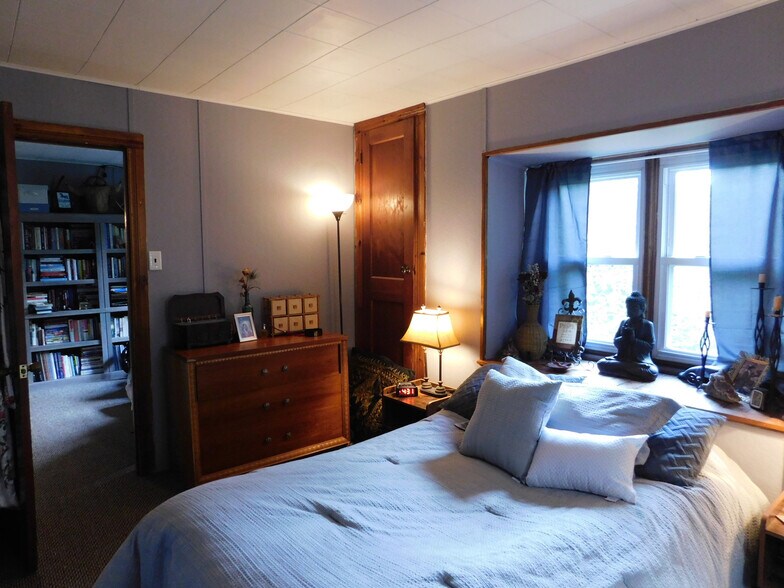 Master Bedroom w/ 4 closets - 6906 Tollgate Rd