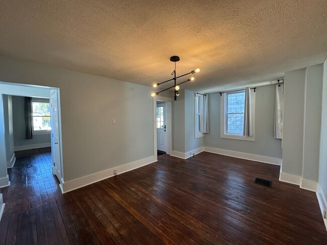 Building Photo - Recently Renovated 4 Bed/2 Bath House in H...