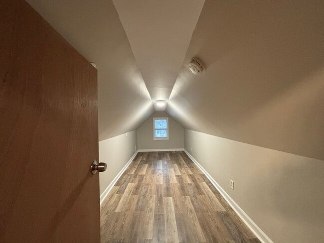 Building Photo - 3 Bedroom 1 Bath, Single Family Home, Lyell - Otis Neighborhood!