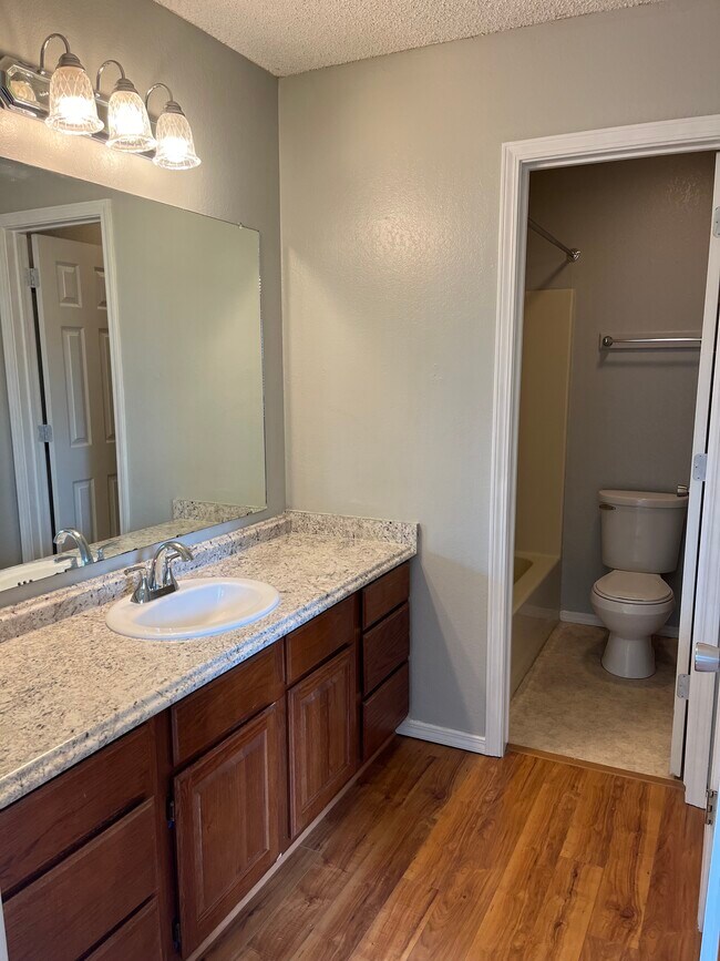 Master bathroom - 1004 S Dogwood St