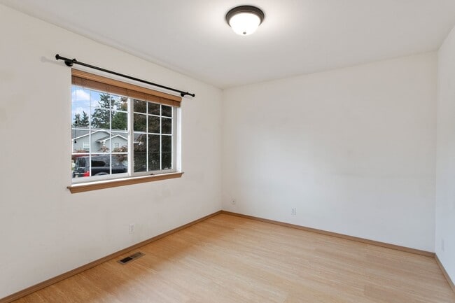 Building Photo - 3 Bed 2 Bath - Pet Friendly - Fenced Backyard - NAS  Whidbey