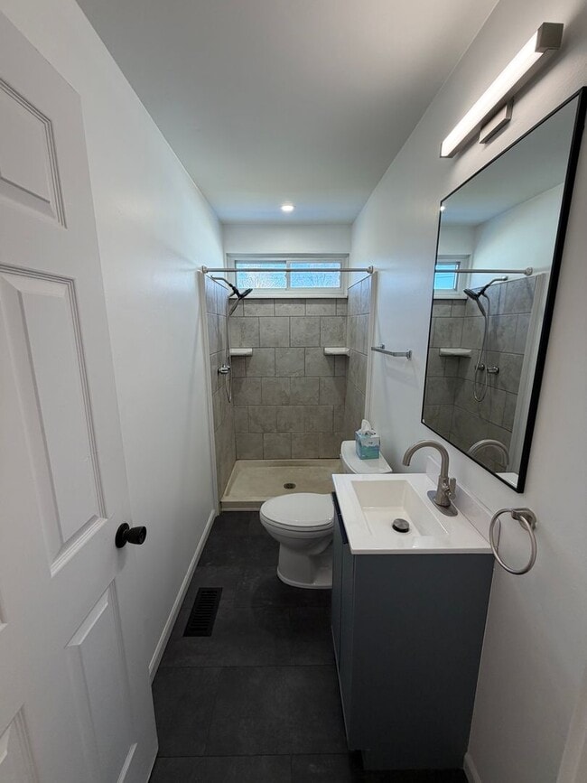 Building Photo - Remodeled 4BR/2BA Home in Lansing — Move in ready