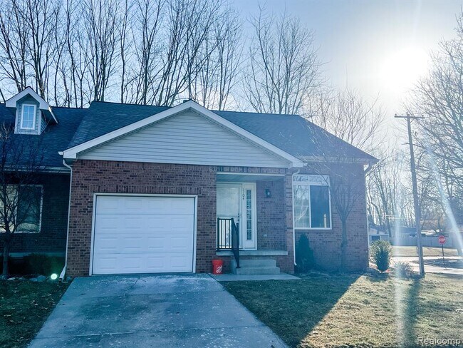 Building Photo - 1104 E Oak Dr