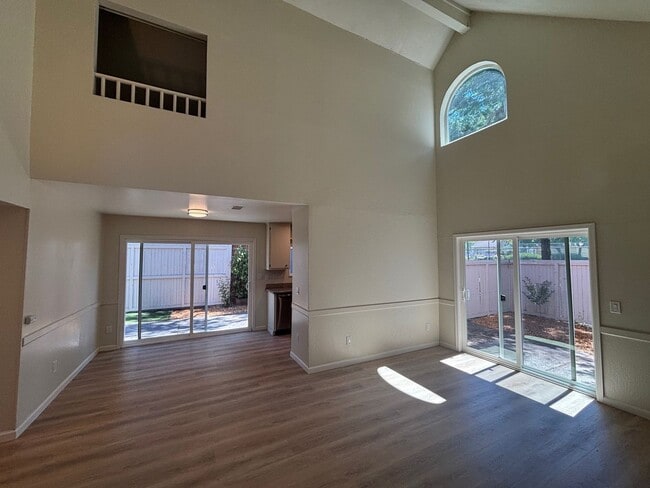 Building Photo - Updated 3 bedroom 2 bathroom Bennett Valle...