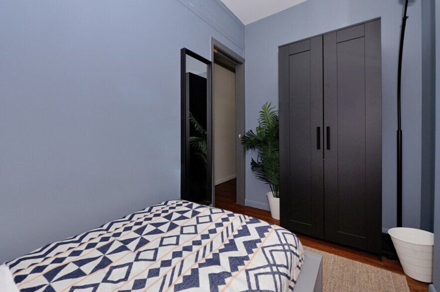 Building Photo - 348 W 38th St