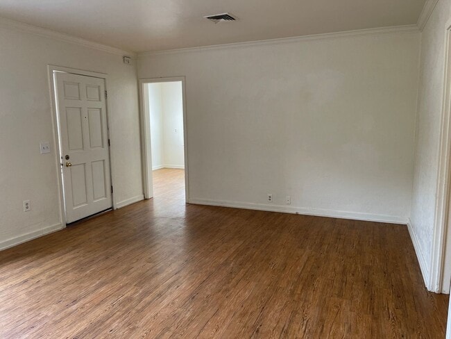 Building Photo - 3 Bedroom 1 Bath Home w/ 2 Car Garage