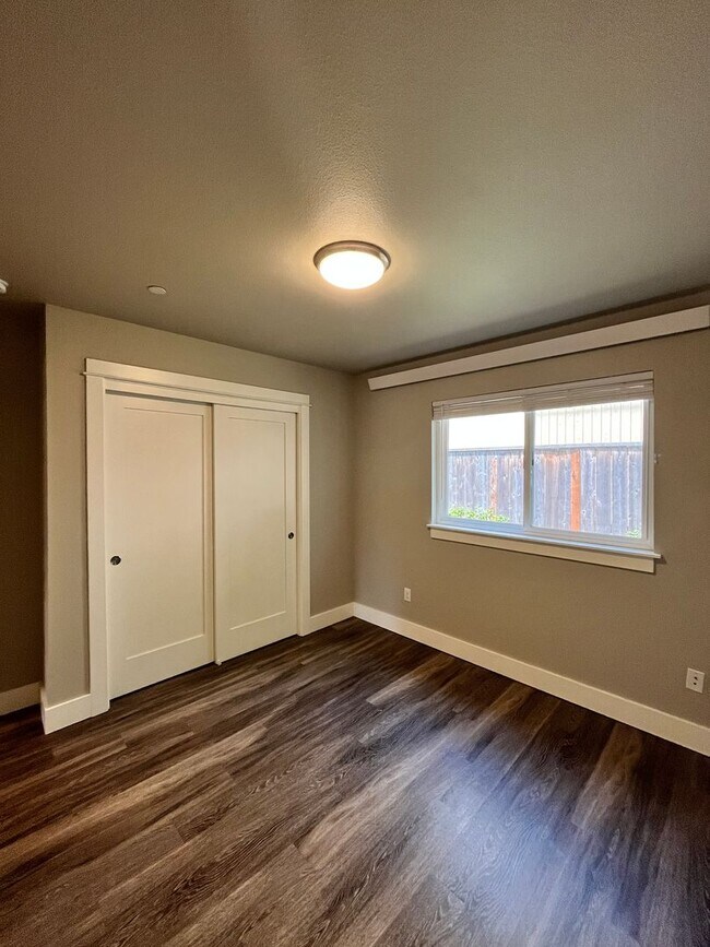Building Photo - Modern 2-Bedroom! In-Unit Washer & Dryer, Covered Patio & Pet Friendly!