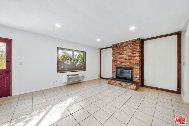 Building Photo - 11585 Riverside Dr