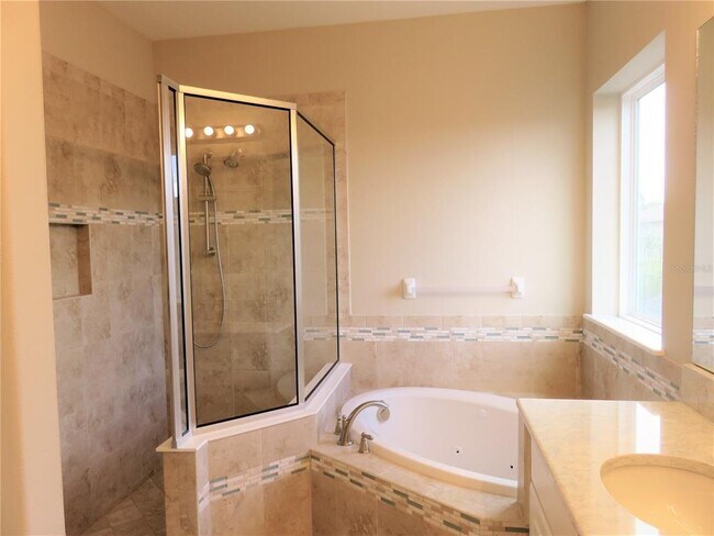 Building Photo - 8828 Tropical Palm Dr