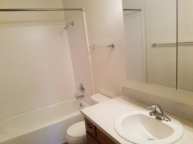 Building Photo - 2415-2425-2425 Wooddale Ave NE