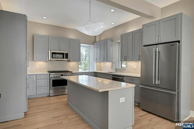 Building Photo - 49 Park Ave