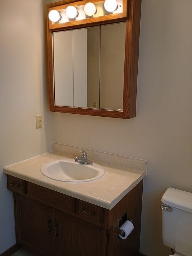 Building Photo - AVAILABLE 4/01/26 Large 2 Bedroom 1 Bath Main Floor Home