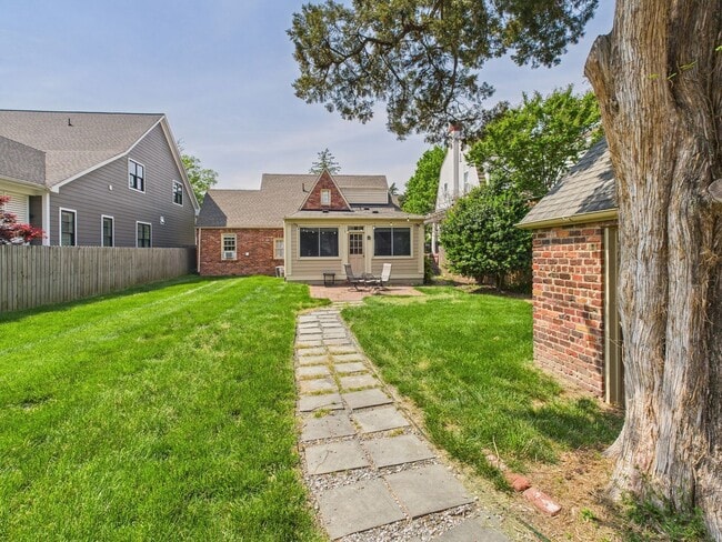 Building Photo - 307 Lexington Rd