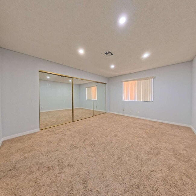 Building Photo - Beautiful 2 Bedroom 2 Bathroom Condo at The Lakes!