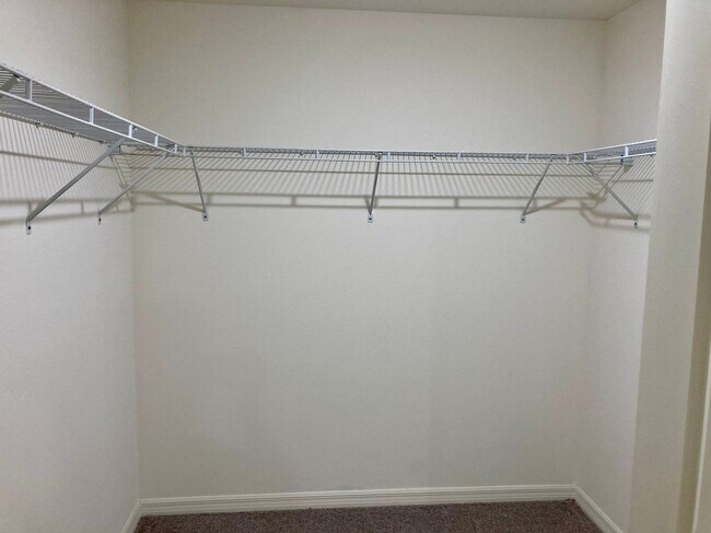 Building Photo - Golf Course Home!