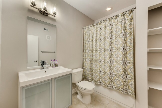 Building Photo - Stunning 2/2 Condo in Oak Lawn!