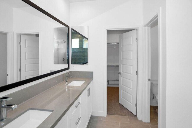 Building Photo - Gorgeous brand new townhome in 3Roots! End...