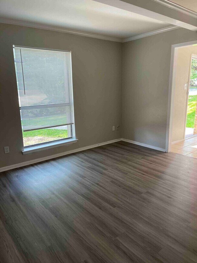 Building Photo - Duplex in Desoto