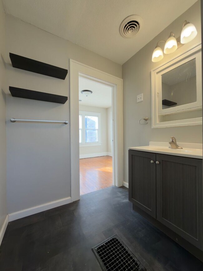 Building Photo - 519 S 8th St