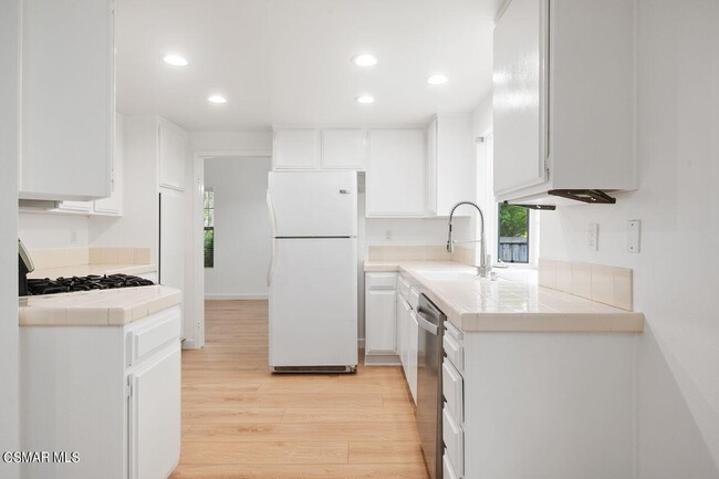 Building Photo - 4139 Lost Springs Dr