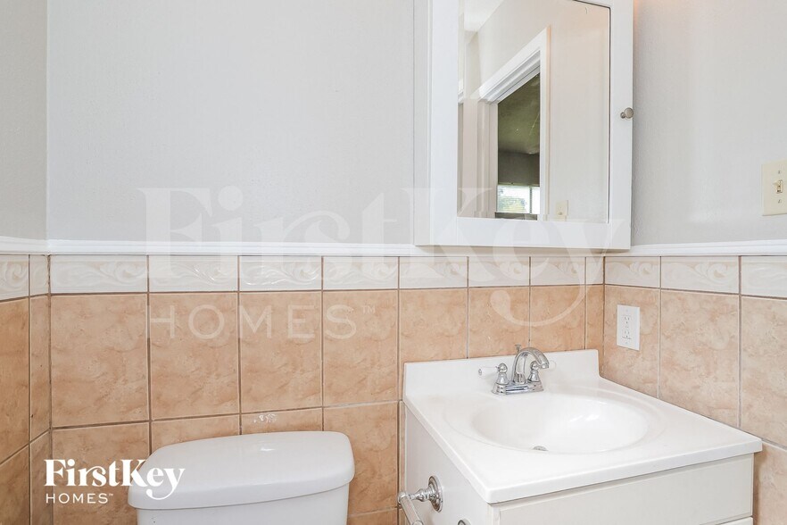 Building Photo - 16635 David Glen Dr