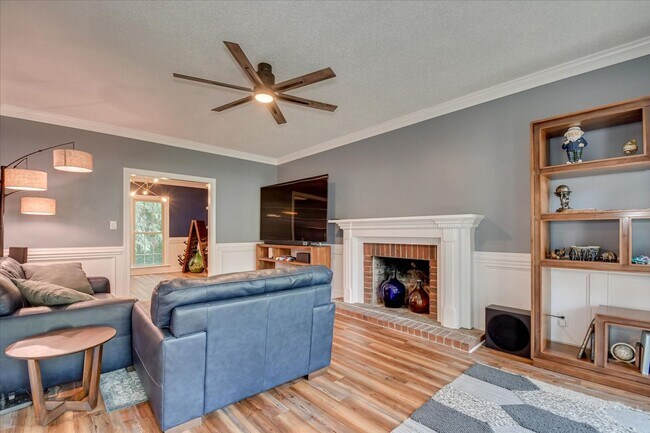 Building Photo - 4 bedroom 3 full bathroom home in heart of...