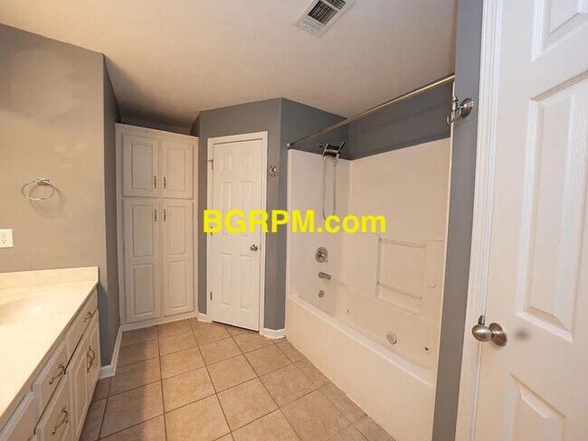 Building Photo - 4 Bdrm, 2 Bath, Cabot Home,