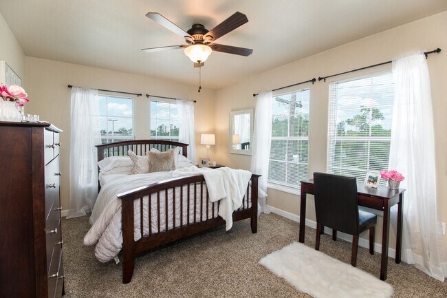 Building Photo - Oxford Terrace II: 4/4 luxury apartment just 3 blocks from UF & 1 block from Sorority Row. Now Re...