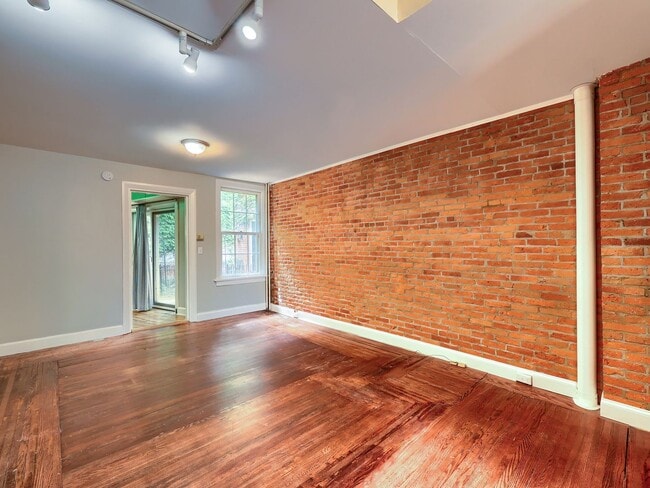 Building Photo - Spacious 3 Bedroom Single Family Home in the Capital District