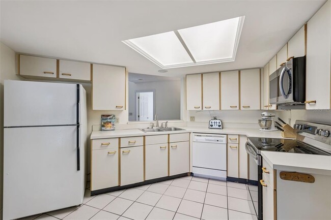 Building Photo - 300 N Shadowbay Blvd