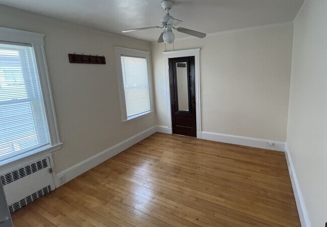 Building Photo - 5 bed 2 bath near Tuffts....