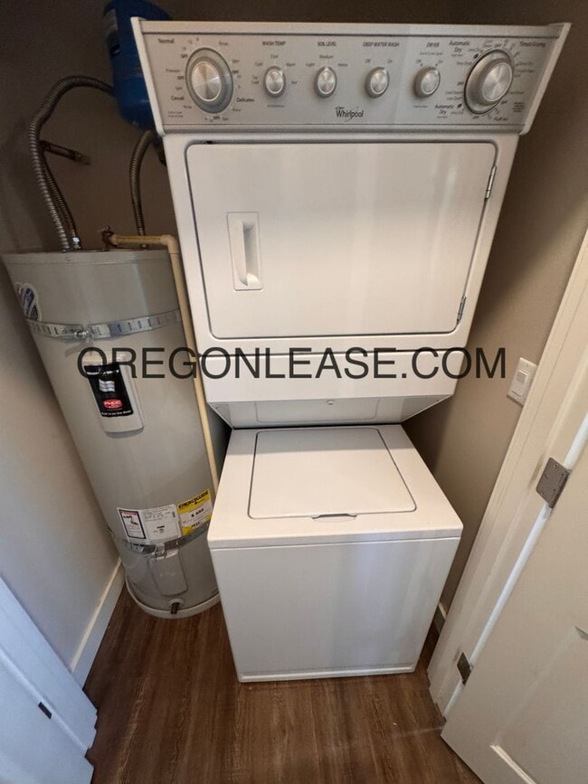 Building Photo - 3 bedroom 2.5 bath townhouse in Cal Young ...