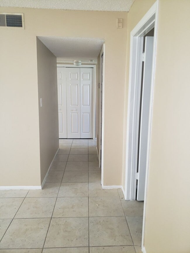 Building Photo - Nice and Spacious Condo 2Bed/1Bath