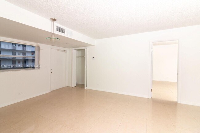 Building Photo - 447 NE 195th St
