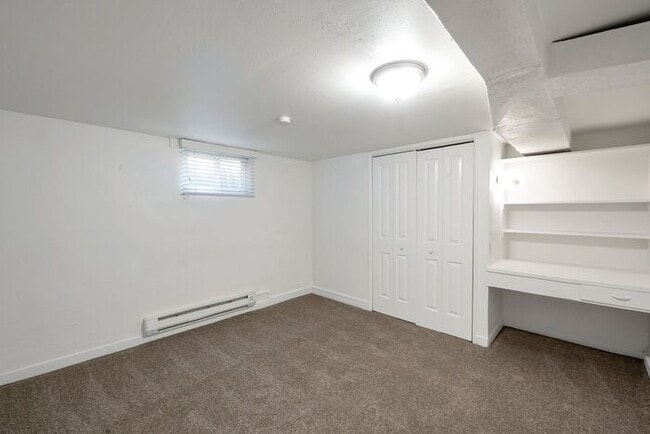 Building Photo - Quaint Basement Unit in Central Location