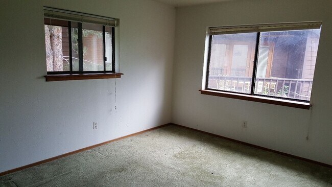 Building Photo - 2 bed 2 bath condo
