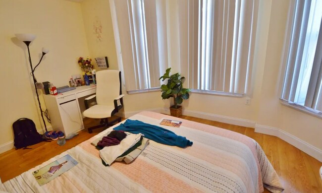 Building Photo - Charming 3 Bedroom-No Broker fee