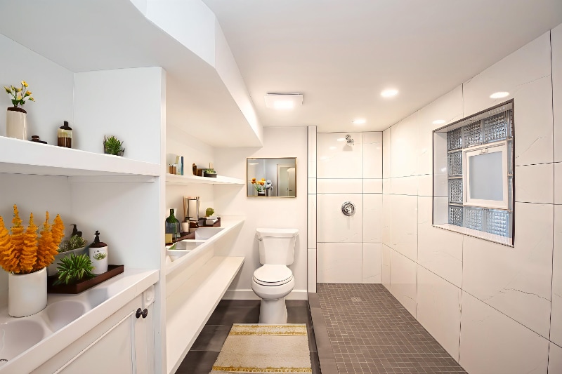 Building Photo - 2176 N Maplewood Ave