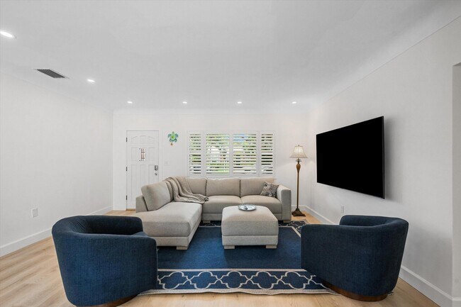 Building Photo - 611 N Palmway