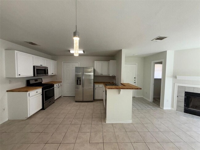 Building Photo - 2900 Kestrel Dr