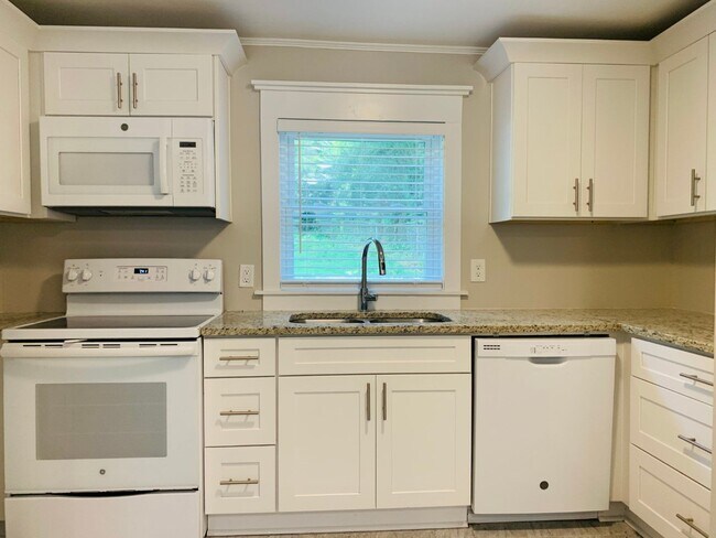 Building Photo - Wow! Grant Park Location! 3 bed, 2 bath, h...