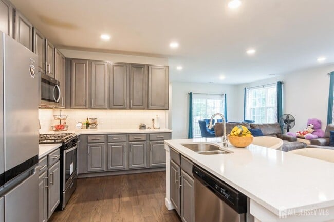Building Photo - 727 Lorhan Dr