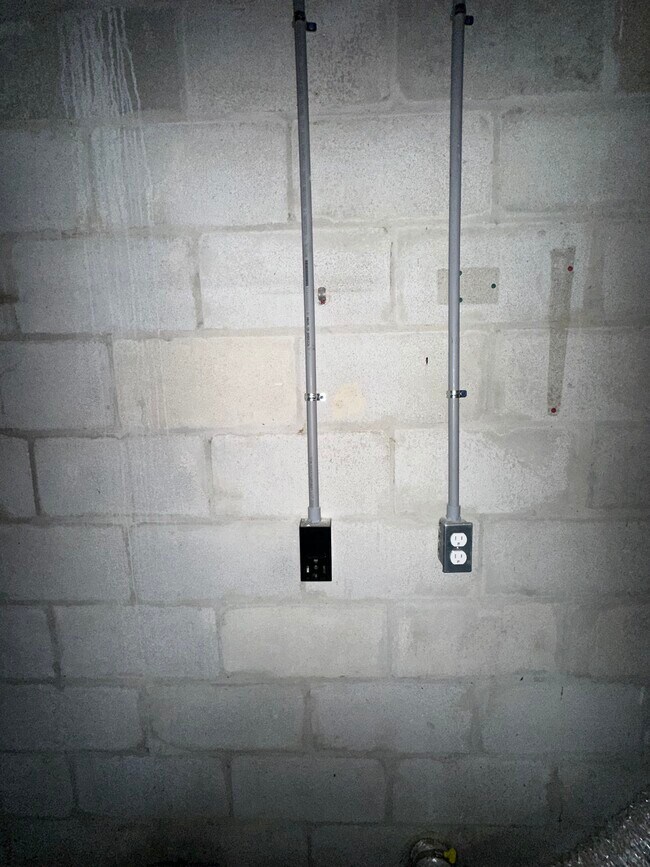 Building Photo - 1050 Nokomis St