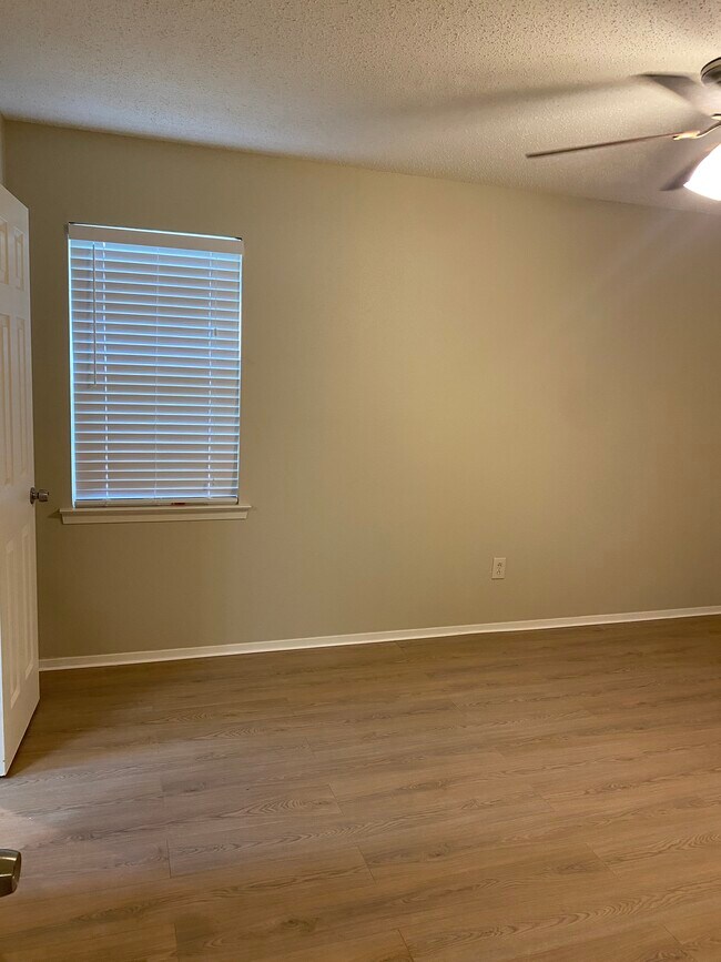 Building Photo - 1725 Pecan Park Dr