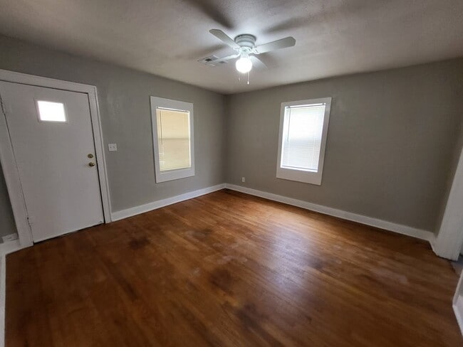 Building Photo - Remodeled 1 bedroom 1 bathroom duplex hous...
