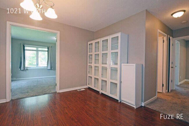 Building Photo - 1021 W 86th St