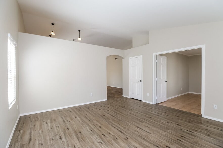 Building Photo - 3526 N Ravine