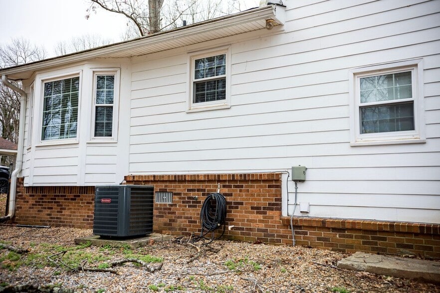 Building Photo - 917 Chartley Dr SW