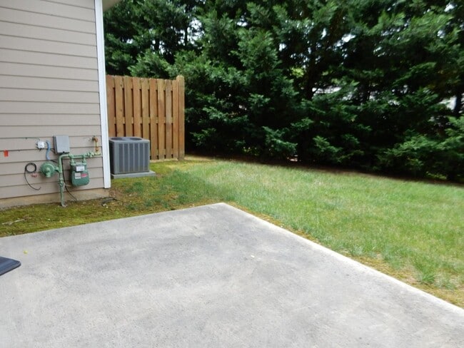 Building Photo - Like New Townhome in Old SW! Close to Cari...