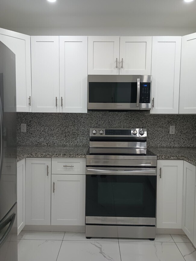 Building Photo - 3820 E 9th Ln